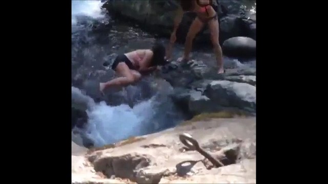 Ivre, elle se vautre misérablement en voulant traverser une rivière