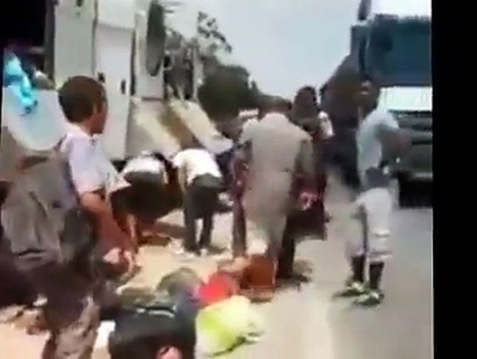 حادث انقلاب حافلة بالطريق الرئيسية ببئر علي بن خليفة إصابة 32 شخصا