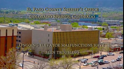 Xerife de El Paso Apanhado No Elevador!