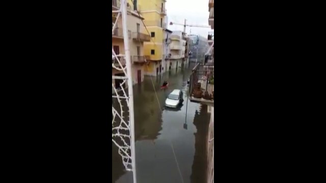 Nubifragio, Margherita di Savoia come Venezia: canoa con passeggero in Corso Vittorio Emanuele