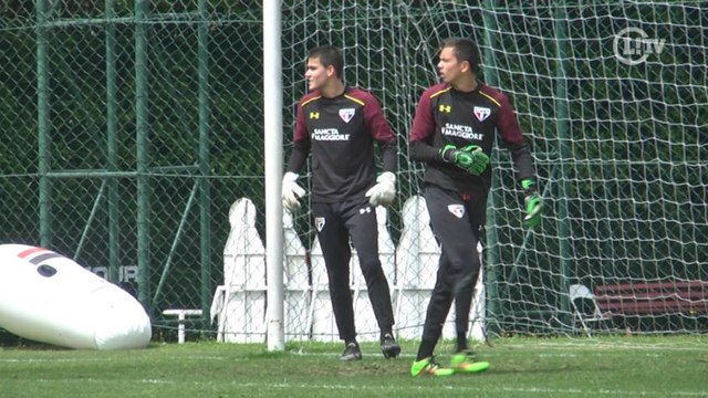 Goleiros da base fazem belas defesas em treino do São Paulo