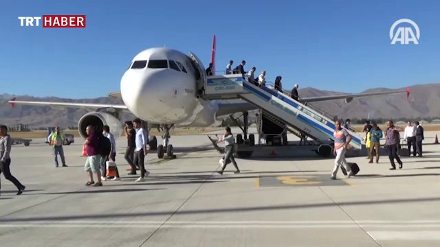 Yüksekova'ya 13 ay aradan sonra ilk yolcu uçağı indi
