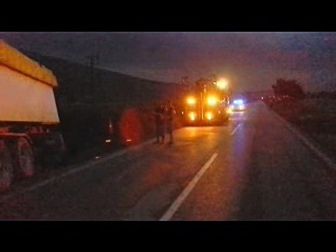 Μετωπική επιβατικού με φορτηγό στην παλαιά Εθνική οδό Αθηνών Λαμίας. Εγκλωβισμένος και τραυματισμένος ο οδηγός του ΙΧ