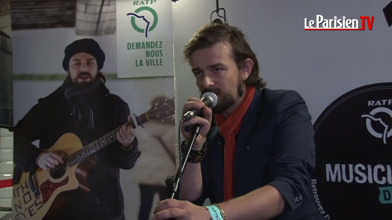 Clément Verzi en concert dans le métro