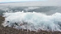 Así es como olas de hielo rompen en la costa de Siberia