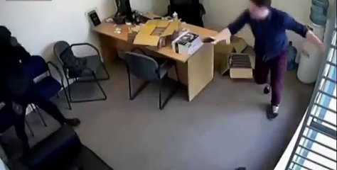 Una niña de 6 años se enfrenta a un ladrón armado con un hacha