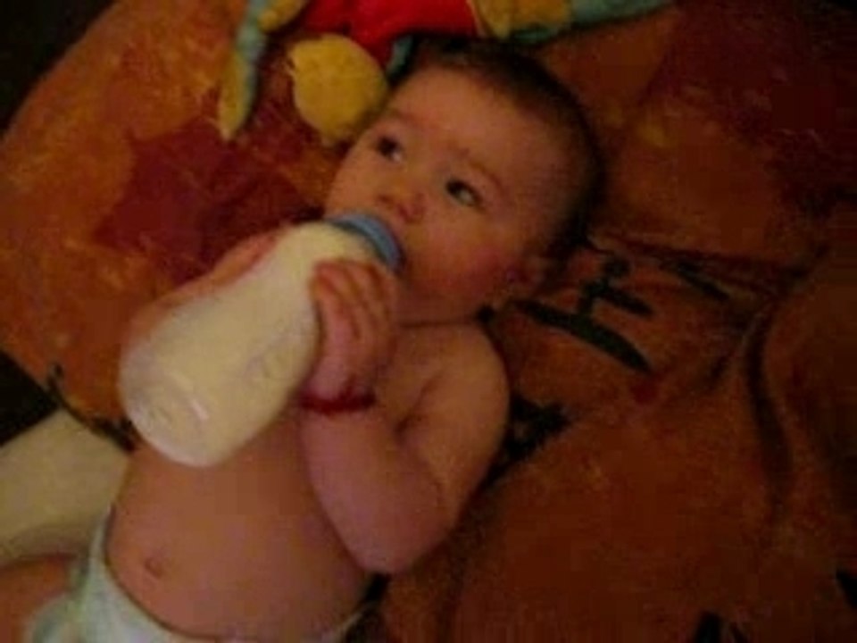 calista prend son bib toute seule