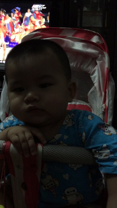 bé pun đòi bế ...không ai bế bé vẫn ngồi chơi một mình