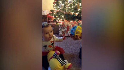 C'est qui qui kiffe le plus le jouet.. Le bébé ou la maman???