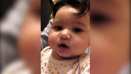 Ce bébé a un rire bien chelou! En mode camionneur!