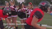 Des footballeurs font une belle surprise à une pom-pom girl