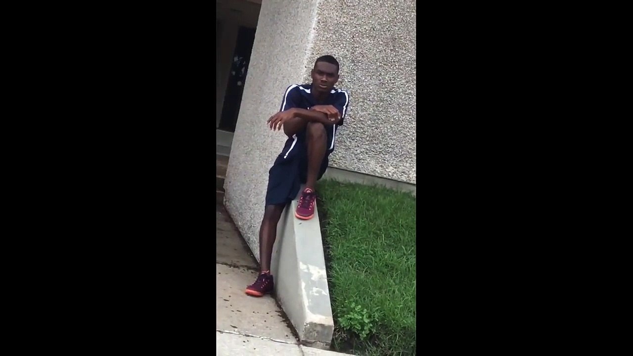 Il danse dans la rue pour louer le Seigneur