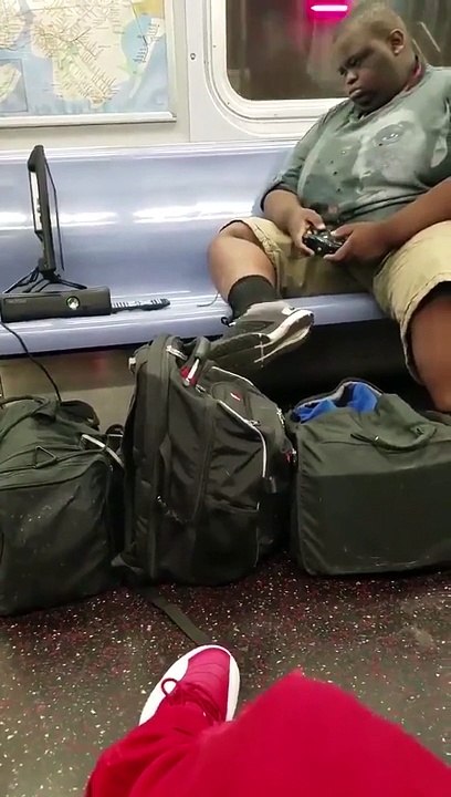 Il installe sa xbox dans le métro et joue tranquillement