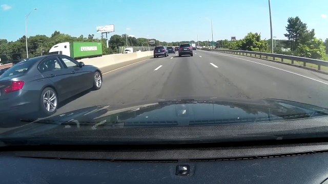 Un conducteur distrait percute une voiture