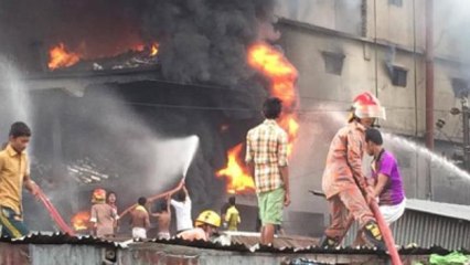 Bangladeş'te Fabrika Yangınında En Az 20 Kişi Öldü