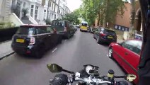 Un motard réussit à éviter de justesse le vol de sa moto par deux individus