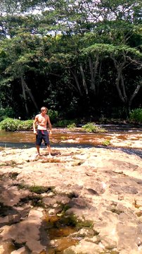 Inconscient, il saute du haut d'une chute d'eau de plus de 50 mètres