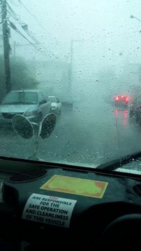 Livraison de courrier par un facteur en pleine tempête !