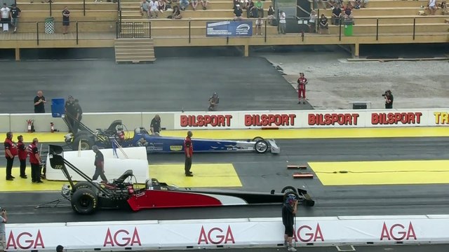 Des dragsters au démarrage font trembler un bouteille à 50m