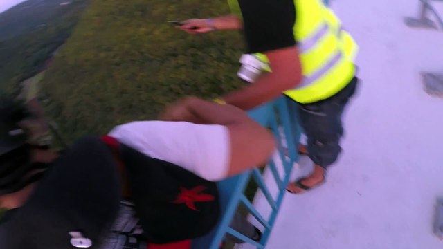 Il sauve la vie d'un gars 1 sec avant qu'il saute en Base Jump d'un Pont