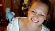 Incroyable moment de complicité entre le perroquet Cody et sa maitresse. Vous n’en croirez pas vos oreilles !