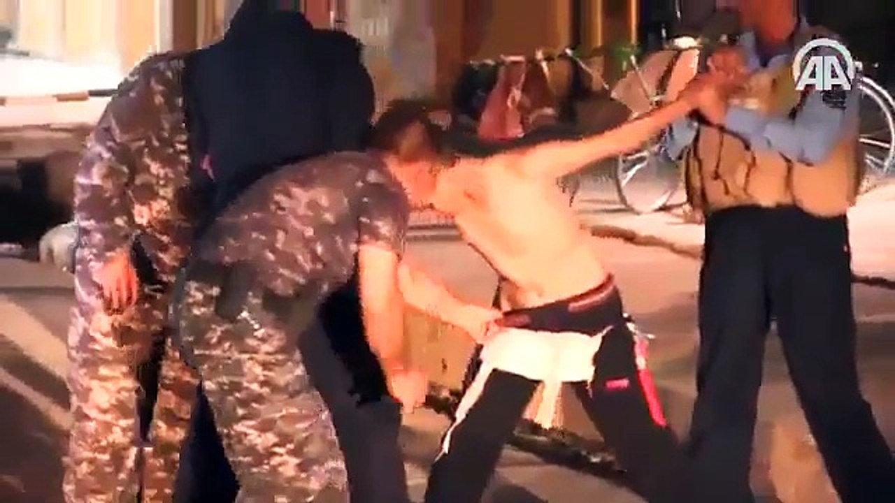 لحظة تفكيك حزام ناسف حول جسد طفل عراقي عمره 12 عاماً مسكين