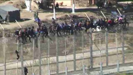 Unos sesenta inmigrantes se encaraman a la valla de Ceuta