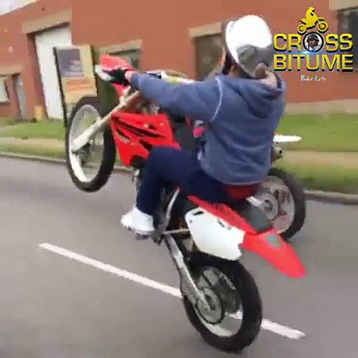 Tous en roue arrière sur leur moto cross.