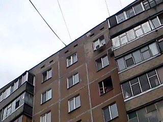 С девятиэтажного дома строитель кидает с крыши старый рубероид на пешеходную дорогу — город Орёл