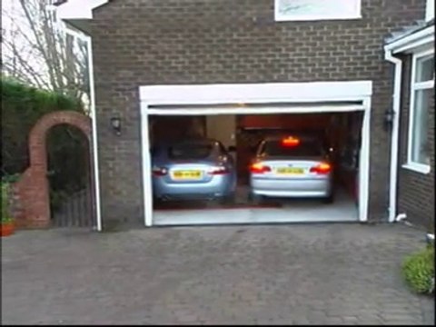 Invention géniale pour garer 2 voitures dans un petit garage : glissières intelligentes