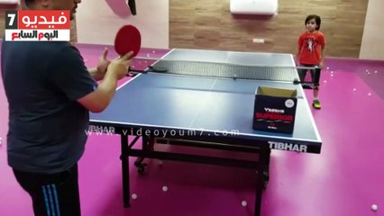 طفل موهوب فى تنس الطاولة داخل نادى الزمالك
