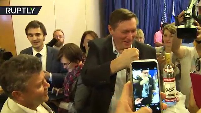 Лавров на 15-м часу переговоров с Керри угостил журналистов пиццей и водкой