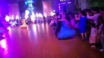 Chí Anh và vợ khiêu vũ cùng các học trò trong lễ cưới