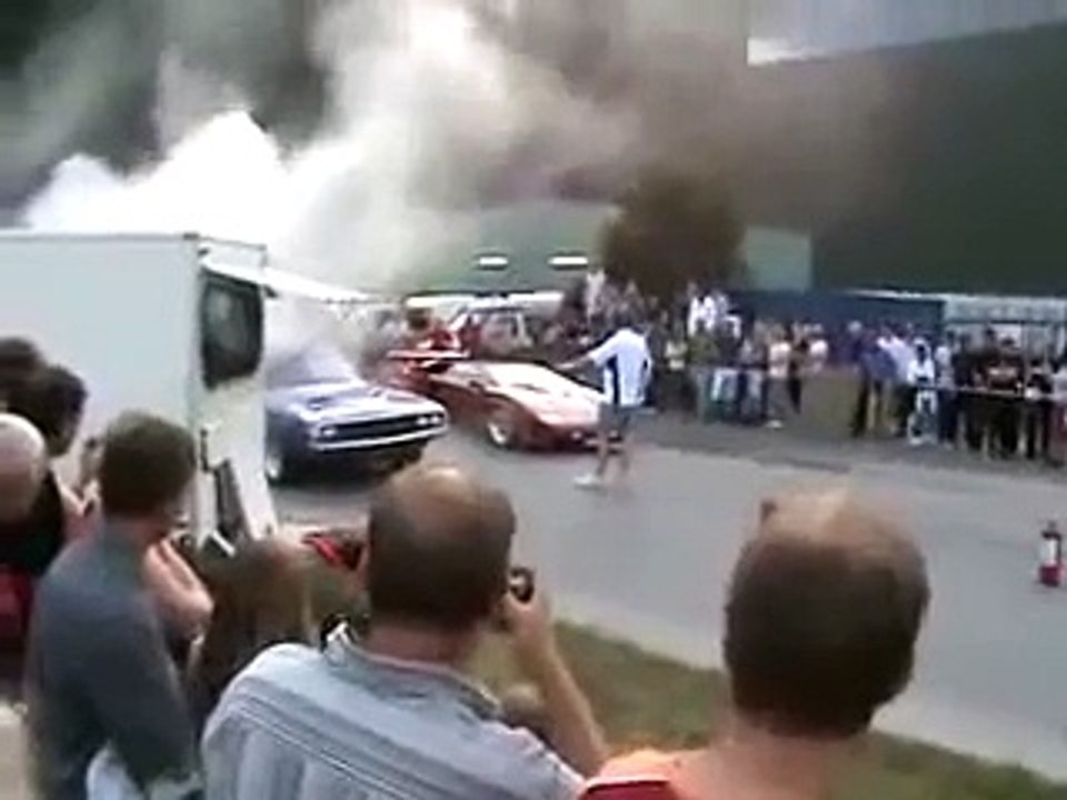 Dodge Challenger vs. Lamborghini (HD)