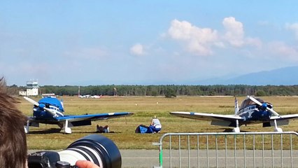 Deux avions de la patrouille de France se croisent