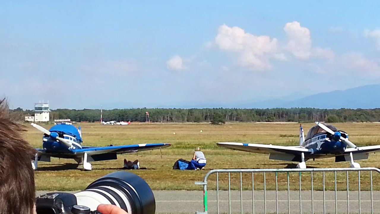 Deux avions de la patrouille de France se croisent