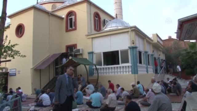 AB Bakanı ve Başmüzakereci Çelik, Bayram Namazını Bayrak Camisi'nde Kıldı