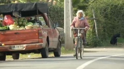 Şili'de bisikletiyle yumurta satan 90 yaşında bir kadın: Elena Galvez