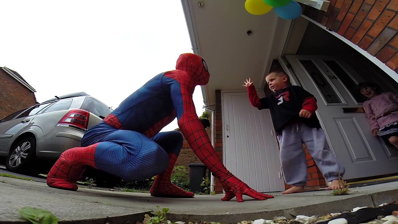 The Amazing SpiderMan en vrai - Surprise pour un enfant malade!
