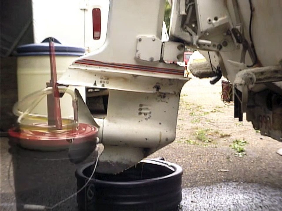 Evinrude Johnson outboard motor gear oil change video Dailymotion