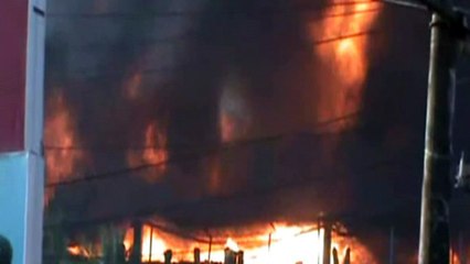 Al menos 25 muertos por incendio en fábrica de Bangladés