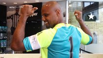 Jefferson lança camisa especial e recebe carinho de torcedores do Botafogo