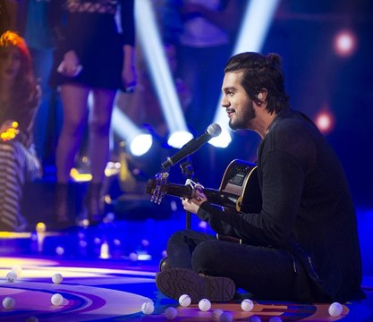Luan Santana canta midley de Esperando Aviões e Espumas ao Vento no Caldeirão do Huck