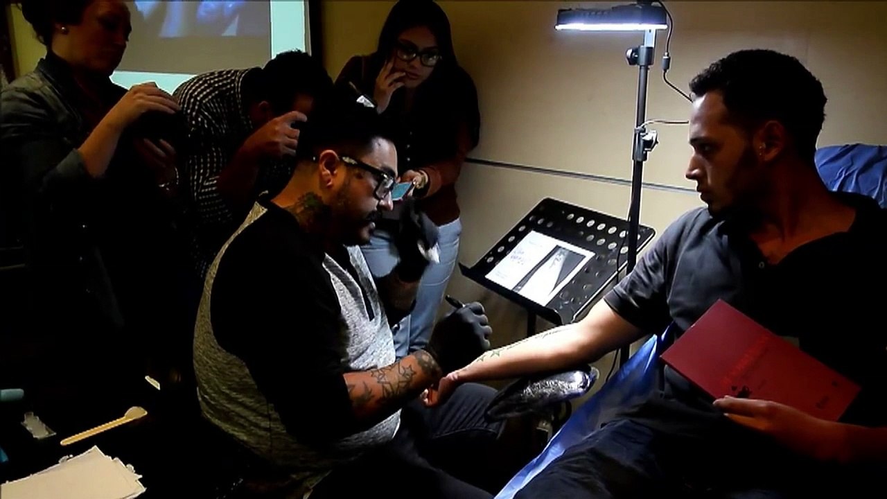En Colombia corrigen tatuajes... que tengan errores ortográficos