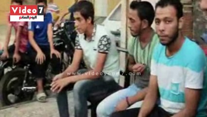 محافظ المنيا يجلس مع المواطنين أثناء جولة تفقدية بحى جنوب