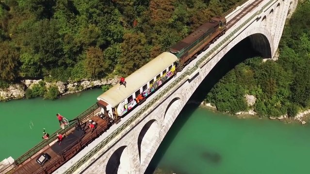 Ces basketteurs font des dunks sur un train