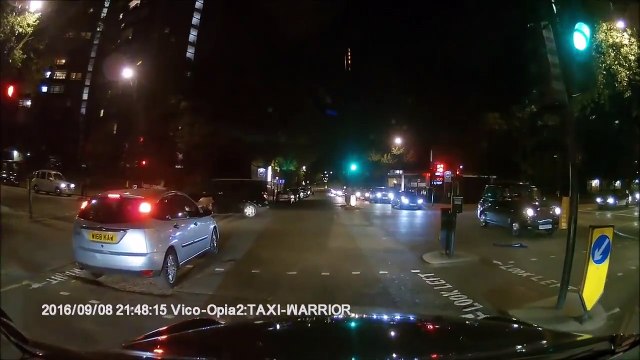 Quand tu tombes sur une bagarre de rue en plein milieu d'un carrefour!