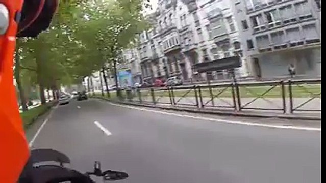 Ce motard nous montre les dangers de rouler en ville à moto... Ne Soyez Pas Désolé, Soyez Attentif