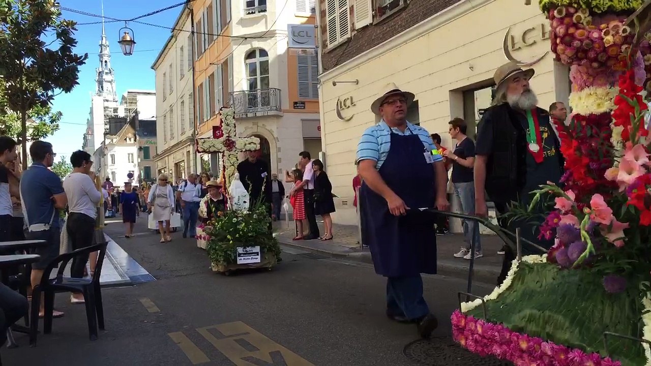 Sens Bourgogne fête de la St Fiacre exposition sur le parvis de la première Cathédrale Gothique .