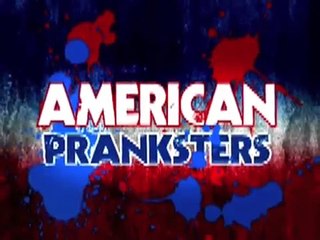 Il demande à sa copine de ne pas ouvrir son cadeau, mais elle le fait quand même…